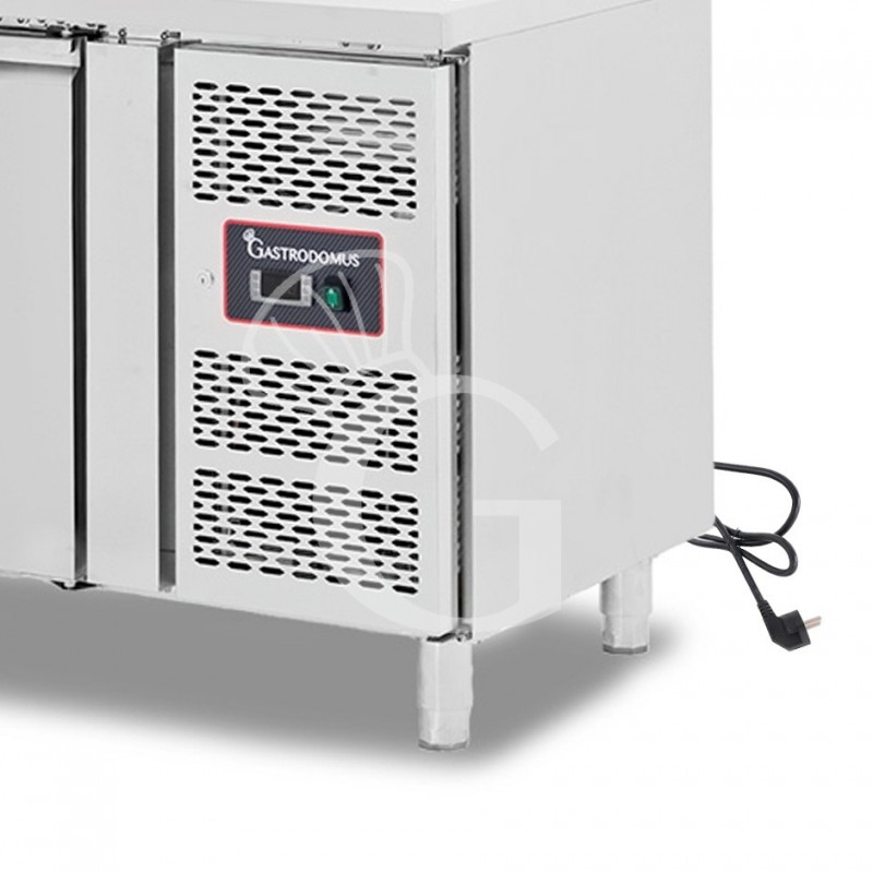 Tavolo refrigerato 3 porte con lavello,motore a destra,Prof. 700 mm,temp +2°C/+8°C, completo di rubinetto classe energetica B