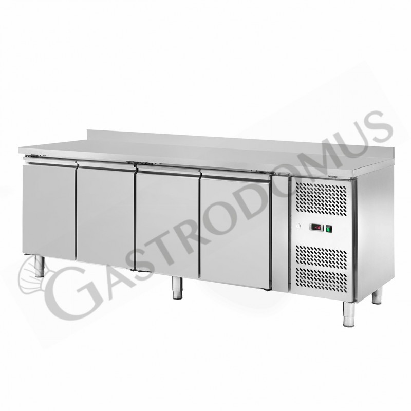 Tavolo refrigerato con 4 porte, alzatina, profonditá 600 mm e temperatura -2°C/+8°C - classe energetica C Tavolo refrigerato con 4 porte, alzatina, profonditá 600 mm e temperatura -2°C/+8°C - classe energetica C