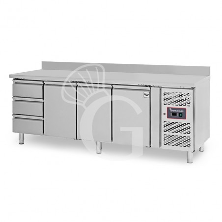 Tavolo Refrigerato 3 cassetti 3 porte 700 mm -2°C/+8°C alzatina Tavolo Refrigerato 3 cassetti 3 porte 700 mm -2°C/+8°C alzatina