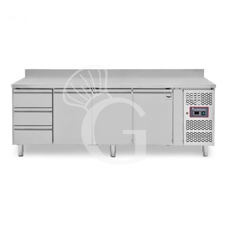 Tavolo Refrigerato 3 cassetti 3 porte 700 mm -2°C/+8°C alzatina Tavolo Refrigerato 3 cassetti 3 porte 700 mm -2°C/+8°C alzatina