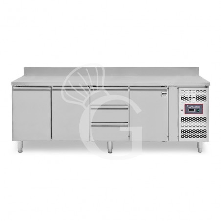 Tavolo Refrigerato 3 cassetti 3 porte 700 mm -2°C/+8°C alzatina Tavolo Refrigerato 3 cassetti 3 porte 700 mm -2°C/+8°C alzatina