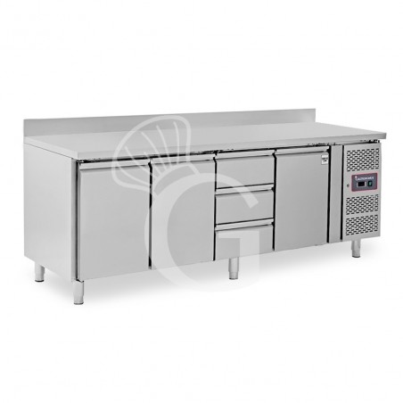 Tavolo Refrigerato 3 cassetti 3 porte 700 mm -2°C/+8°C alzatina Tavolo Refrigerato 3 cassetti 3 porte 700 mm -2°C/+8°C alzatina