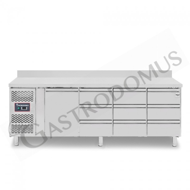 Tavolo Refrigerato 9 cassetti 1 porta 700 mm -2°C/+8°C alzatina, motore a sinistra Tavolo Refrigerato 9 cassetti 1 porta 700 mm -2°C/+8°C alzatina, motore a sinistra