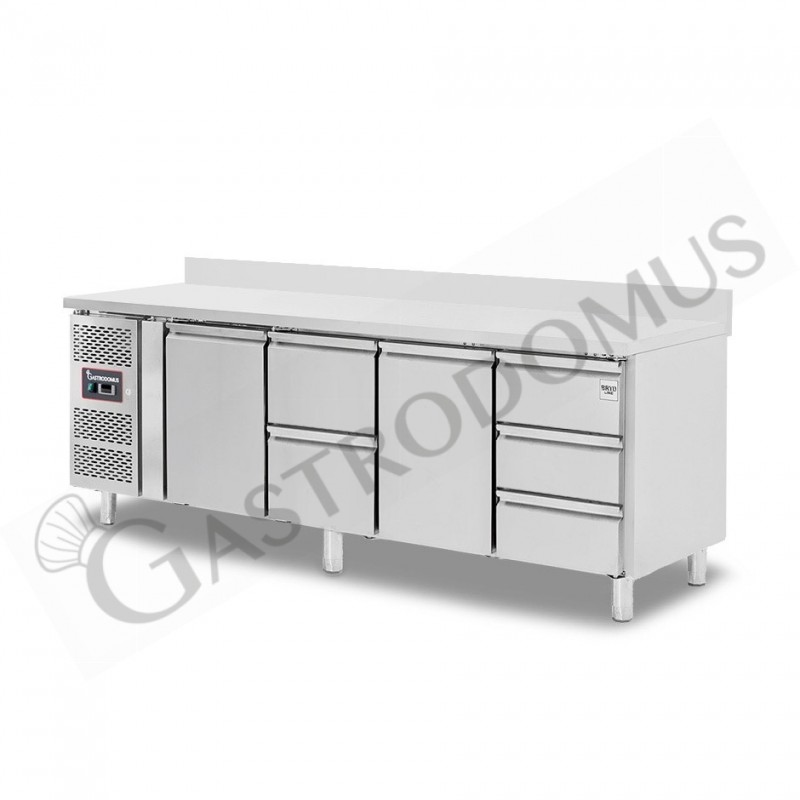 Tavolo refrigerato 5 cassetti 2 porte 700 mm -2°C/+8°C alzatina, motore a sinistra Tavolo refrigerato 5 cassetti 2 porte 700 mm -2°C/+8°C alzatina, motore a sinistra