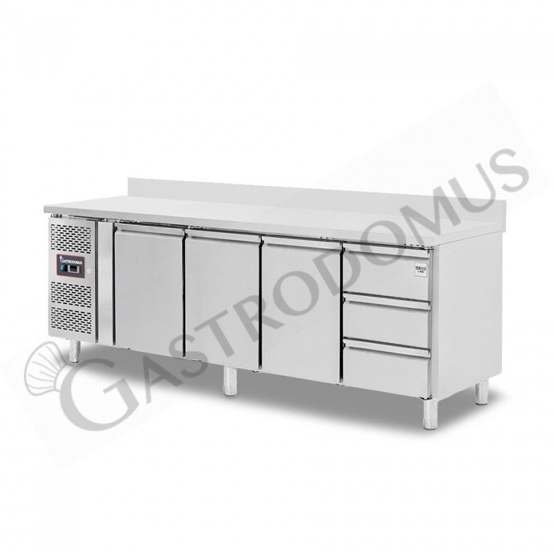 Tavolo refrigerato 3 cassetti 3 porte 700 mm -2°C/+8°C alzatina, motore a sinistra Tavolo refrigerato 3 cassetti 3 porte 700 mm -2°C/+8°C alzatina, motore a sinistra