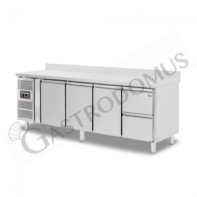 Tavolo refrigerato 2 cassetti 3 porte 700 mm -2°C/+8°C alzatina, motore a sinistra Tavolo refrigerato 2 cassetti 3 porte 700 mm -2°C/+8°C alzatina, motore a sinistra