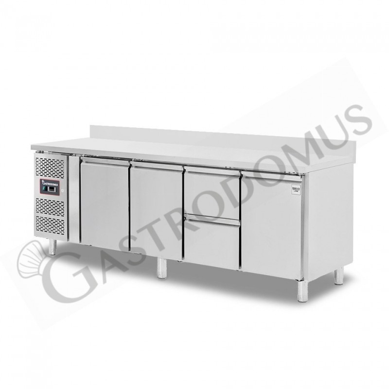 Tavolo Refrigerato 2 cassetti 3 porte 700 mm -2°C/+8°C alzatina, motore a sinistra Tavolo Refrigerato 2 cassetti 3 porte 700 mm -2°C/+8°C alzatina, motore a sinistra