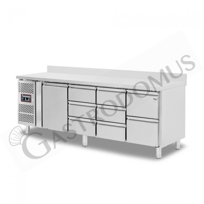 Tavolo Refrigerato 8 cassetti 1 porta 700 mm -2°C/+8°C alzatina, motore a sinistra Tavolo Refrigerato 8 cassetti 1 porta 700 mm -2°C/+8°C alzatina, motore a sinistra