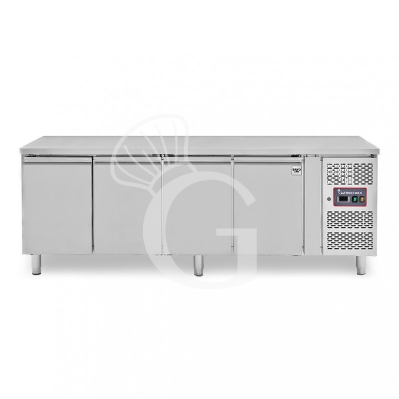 Tavolo frigo 4 porte Prof. 700 mm -18°C/-22°C classe energetica E Tavolo frigo 4 porte Prof. 700 mm -18°C/-22°C classe energetica E