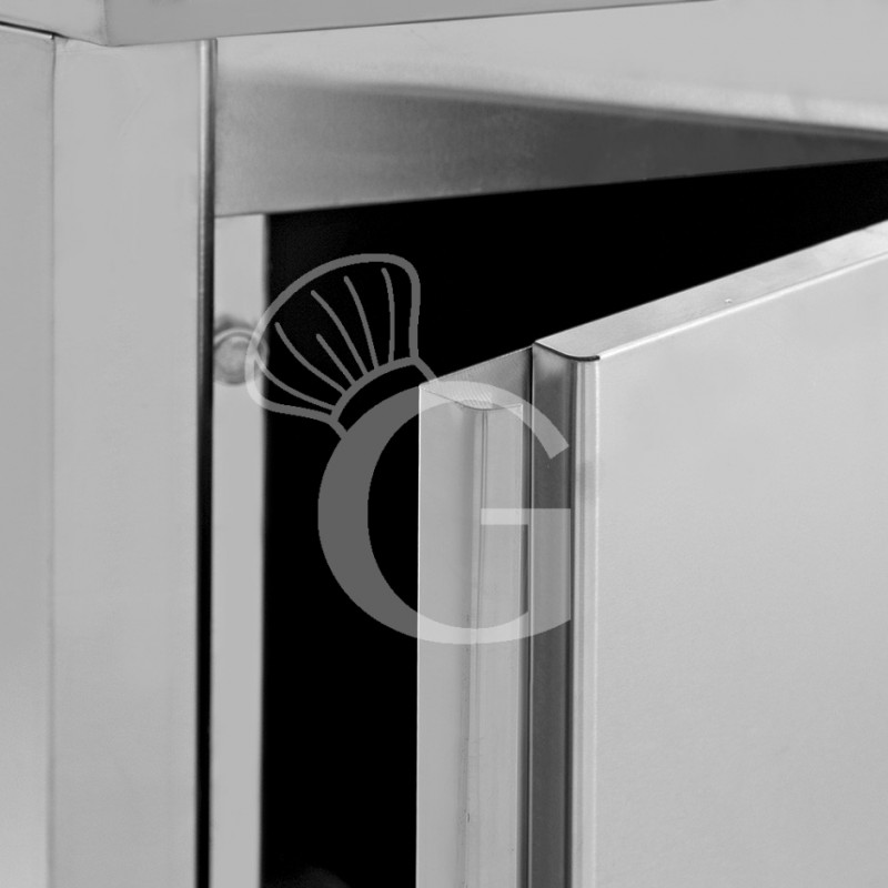 Tavolo armadiato a angolo in acciaio inox con porta battente, alzatina e profondità 700 mm