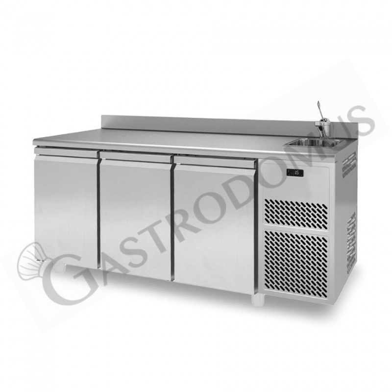 Tavolo Refrigerato con Lavello 3 porte alzatina Prof. 700 mm 0°C/+10°C Classe energetica C Tavolo Refrigerato con Lavello 3 porte alzatina Prof. 700 mm 0°C/+10°C Classe energetica C