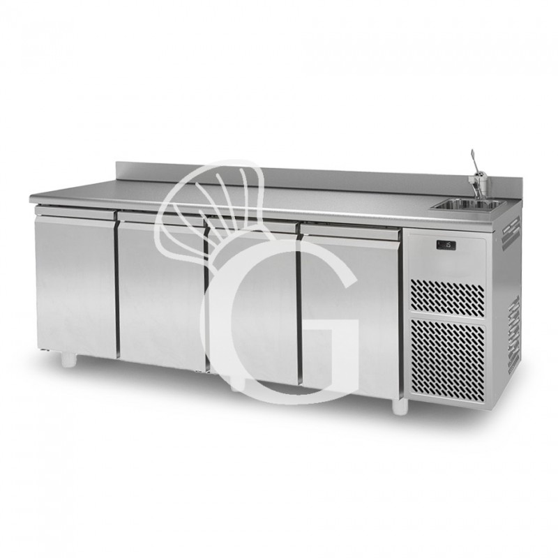 Tavolo Refrigerato con Lavello 4 porte alzatina Prof. 700 mm 0°C/10°C Classe energetica D Tavolo Refrigerato con Lavello 4 porte alzatina Prof. 700 mm 0°C/10°C Classe energetica D