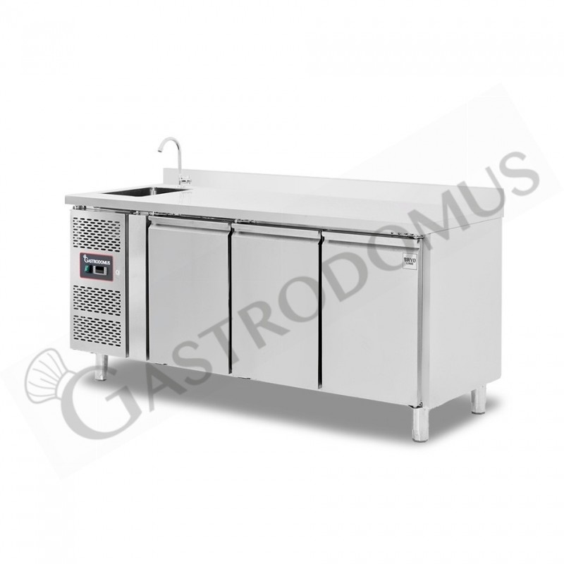 Tavolo refrigerato 3 porte con lavello e alzatina,motore a sinistra,Prof. 700 mm,temp +2°C/+8°C, completo di rubinetto Tavolo refrigerato 3 porte con lavello e alzatina,motore a sinistra,Prof. 700 mm,temp +2°C/+8°C, completo di rubinetto