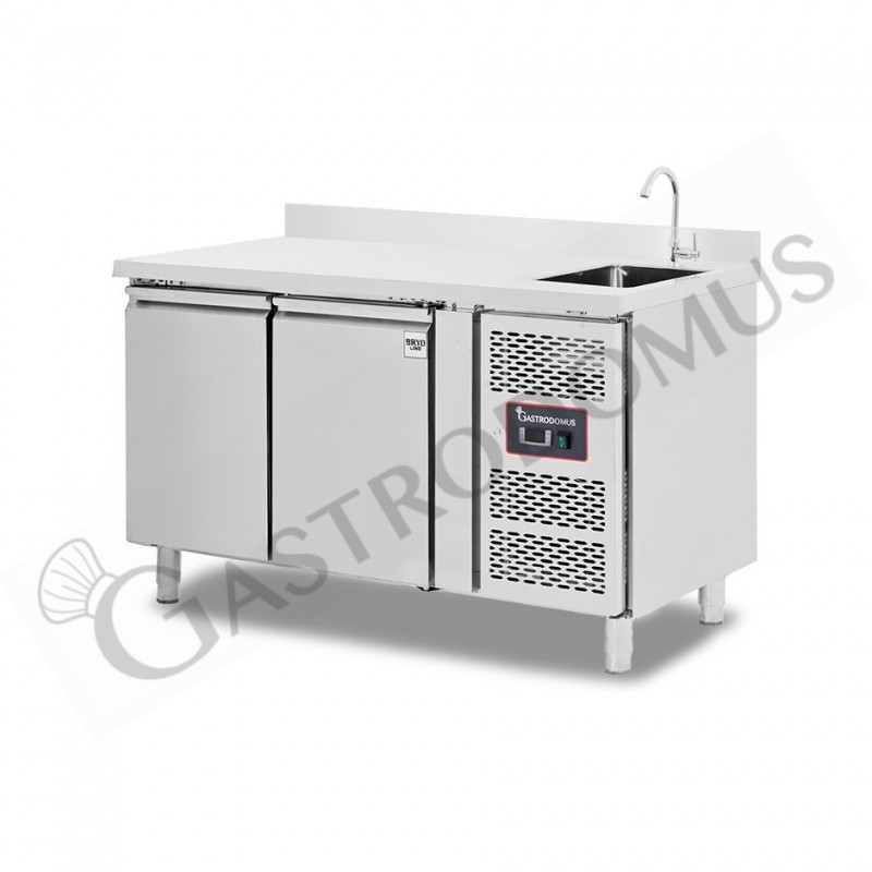 Tavolo refrigerato 2 porte con lavello e alzatina, motore a destra, Prof. 700 mm,temp +2°C/+8°C, completo di rubinetto Tavolo refrigerato 2 porte con lavello e alzatina, motore a destra, Prof. 700 mm,temp +2°C/+8°C, completo di rubinetto