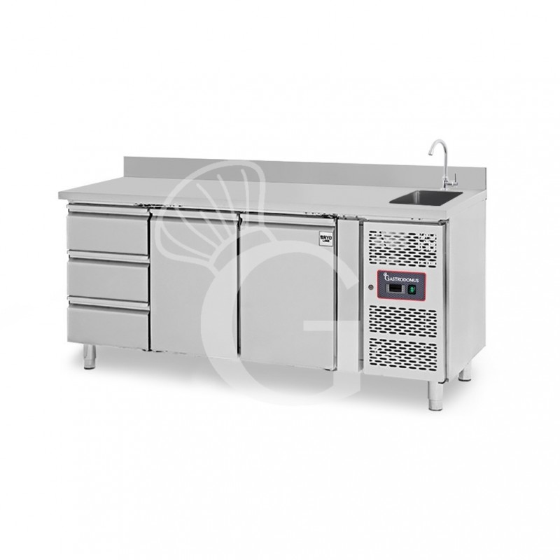 Tavolo refrigerato 3 cassetti 2 porte con lavello e alzatina, Prof. 700 mm, temp. +2°C/+8°C, completo di rubinetto