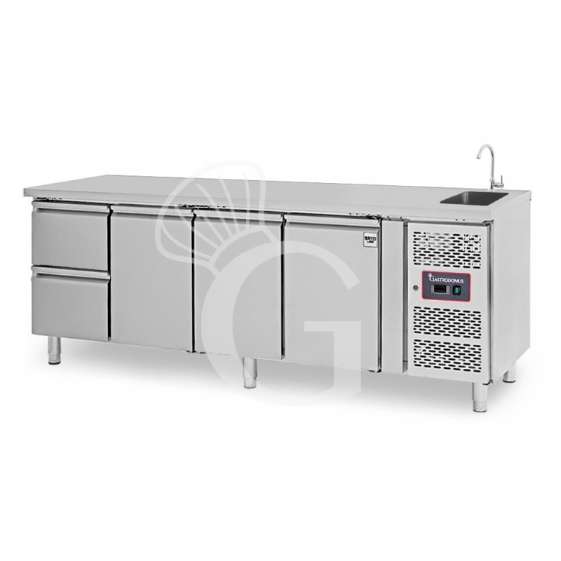 Tavolo refrigerato 2 cassetti 3 porte con lavello, Prof. 700 mm, temp. +2°C/+8°C, completo di rubinetto Tavolo refrigerato 2 cassetti 3 porte con lavello, Prof. 700 mm, temp. +2°C/+8°C, completo di rubinetto