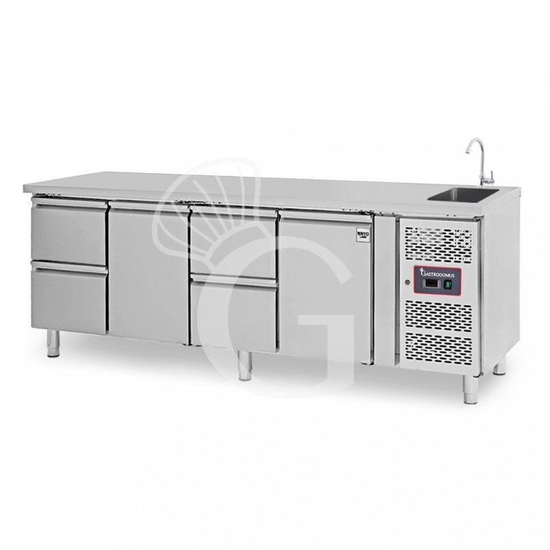 Tavolo refrigerato 4 cassetti 2 porte con lavello, Prof. 700 mm, temp. +2°C/+8°C, completo di rubinetto Tavolo refrigerato 4 cassetti 2 porte con lavello, Prof. 700 mm, temp. +2°C/+8°C, completo di rubinetto
