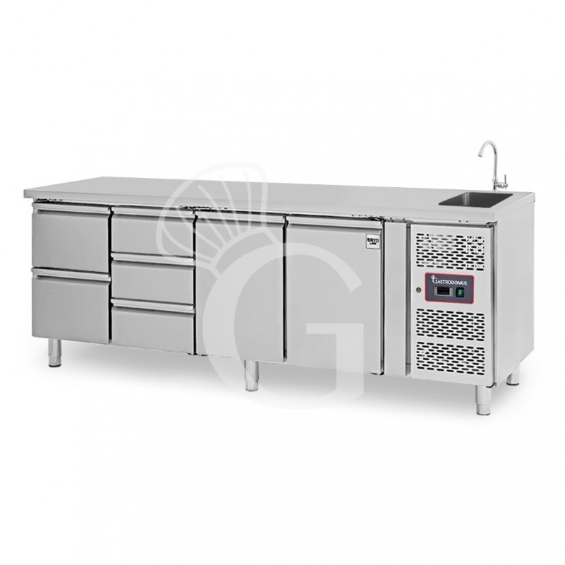 Tavolo refrigerato 5 cassetti 2 porte con lavello, Prof. 700 mm, temp. +2°C/+8°C, completo di rubinetto Tavolo refrigerato 5 cassetti 2 porte con lavello, Prof. 700 mm, temp. +2°C/+8°C, completo di rubinetto
