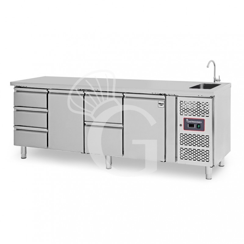 Tavolo refrigerato 5 cassetti 2 porte con lavello, Prof. 700 mm, temp. +2°C/+8°C, completo di rubinetto Tavolo refrigerato 5 cassetti 2 porte con lavello, Prof. 700 mm, temp. +2°C/+8°C, completo di rubinetto