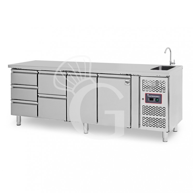 Tavolo refrigerato 6 cassetti 2 porte con lavello, Prof. 700 mm, temp. +2°C/+8°C, completo di rubinetto Tavolo refrigerato 6 cassetti 2 porte con lavello, Prof. 700 mm, temp. +2°C/+8°C, completo di rubinetto