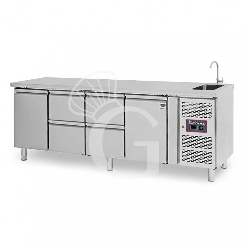Tavolo refrigerato 4 cassetti 2 porte con lavello, Prof. 700 mm, temp. +2°C/+8°C, completo di rubinetto Tavolo refrigerato 4 cassetti 2 porte con lavello, Prof. 700 mm, temp. +2°C/+8°C, completo di rubinetto