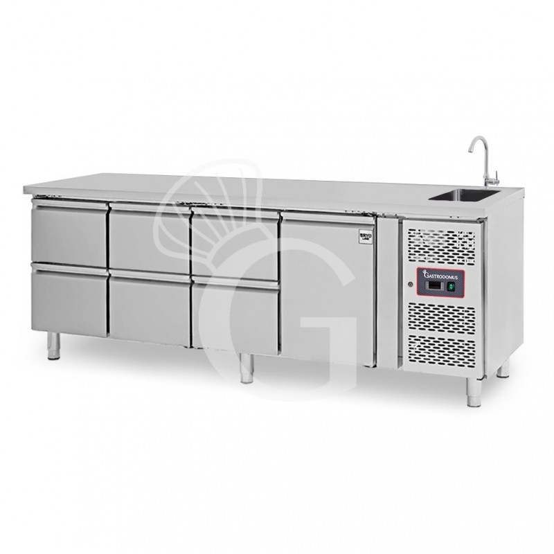 Tavolo refrigerato 6 cassetti 1 porta con lavello, Prof. 700 mm, temp. +2°C/+8°C, completo di rubinetto Tavolo refrigerato 6 cassetti 1 porta con lavello, Prof. 700 mm, temp. +2°C/+8°C, completo di rubinetto