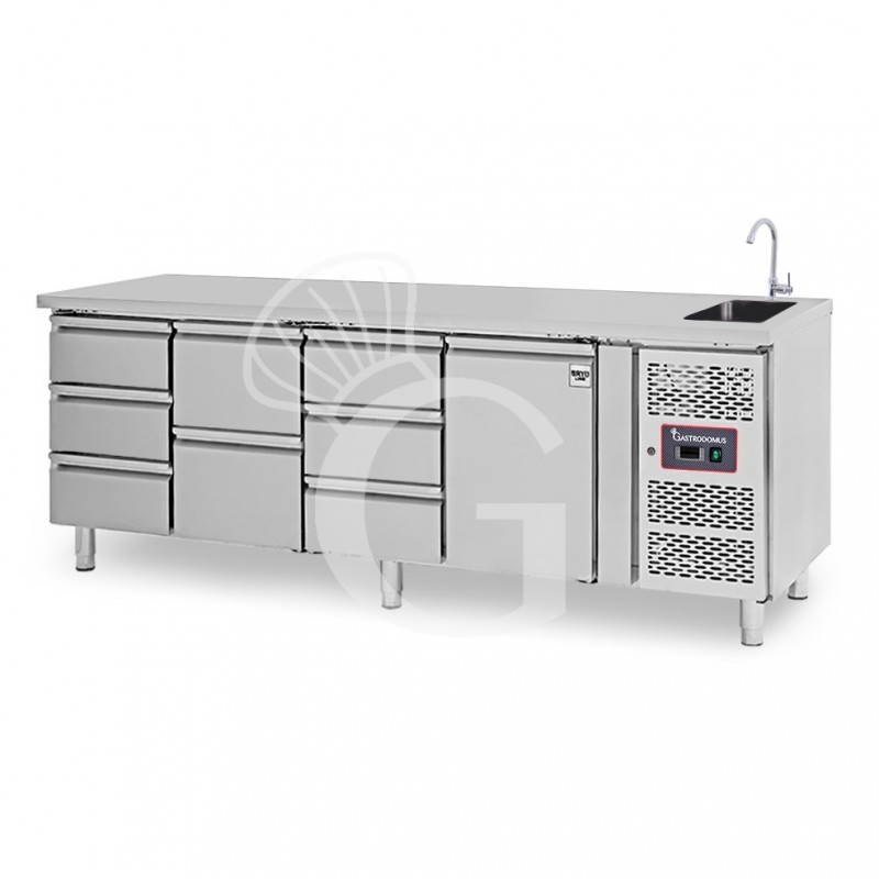 Tavolo refrigerato 8 cassetti 1 porta con lavello, Prof. 700 mm, temp. +2°C/+8°C, completo di rubinetto Tavolo refrigerato 8 cassetti 1 porta con lavello, Prof. 700 mm, temp. +2°C/+8°C, completo di rubinetto