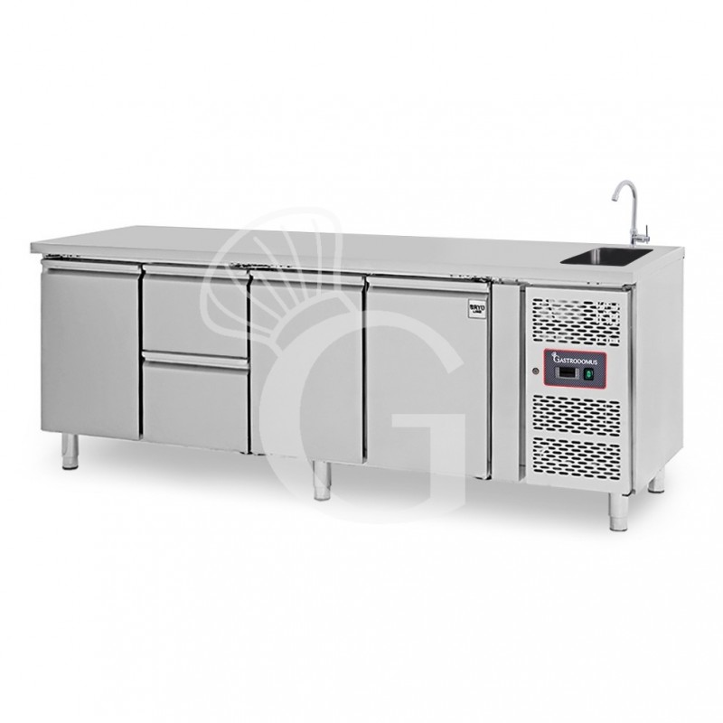 Tavolo refrigerato 2 cassetti 3 porte con lavello, Prof. 700 mm, temp. +2°C/+8°C, completo di rubinetto Tavolo refrigerato 2 cassetti 3 porte con lavello, Prof. 700 mm, temp. +2°C/+8°C, completo di rubinetto