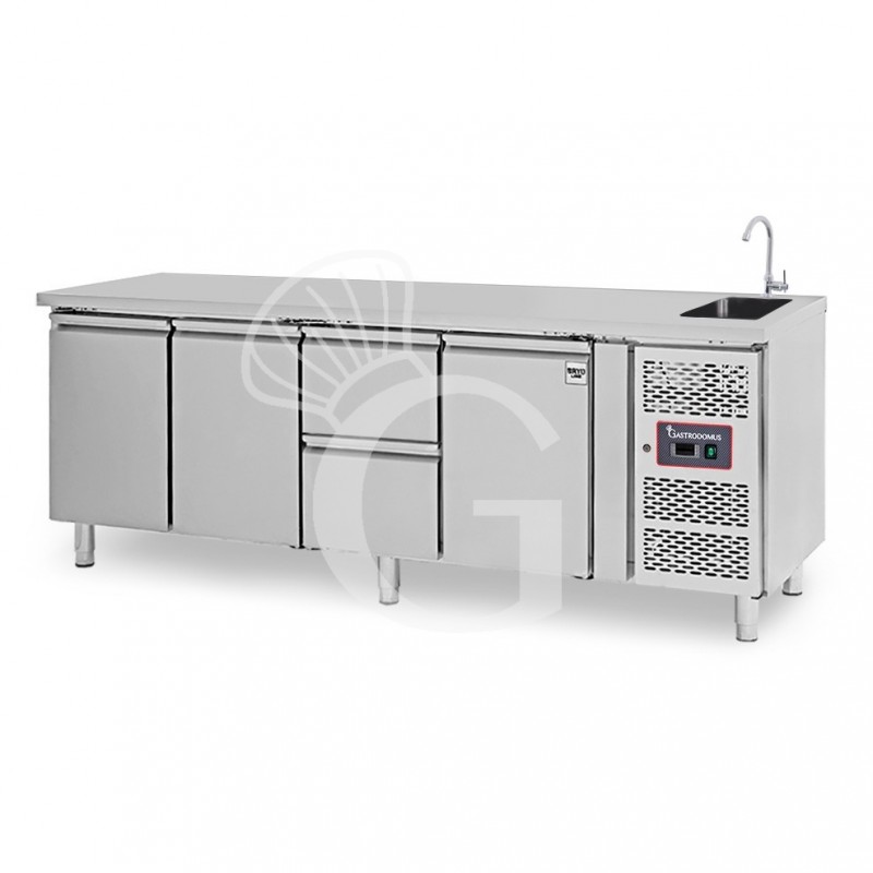 Tavolo refrigerato 2 cassetti 3 porte con lavello, Prof. 700 mm, temp. +2°C/+8°C, completo di rubinetto Tavolo refrigerato 2 cassetti 3 porte con lavello, Prof. 700 mm, temp. +2°C/+8°C, completo di rubinetto