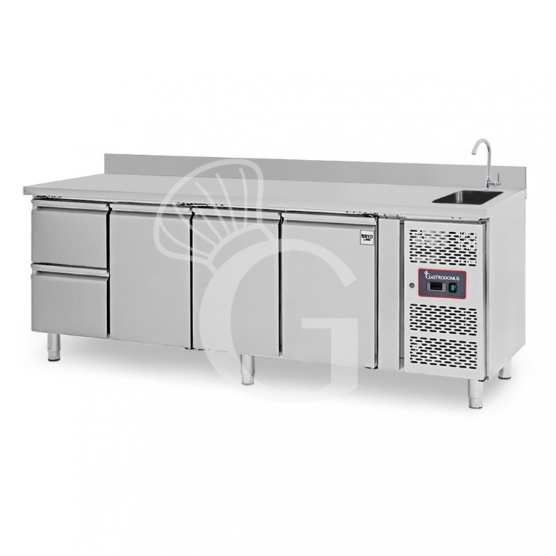 Tavolo refrigerato 2 cassetti 3 porte con lavello e alzatina, Prof. 700 mm, temp. +2°C/+8°C, completo di rubinetto