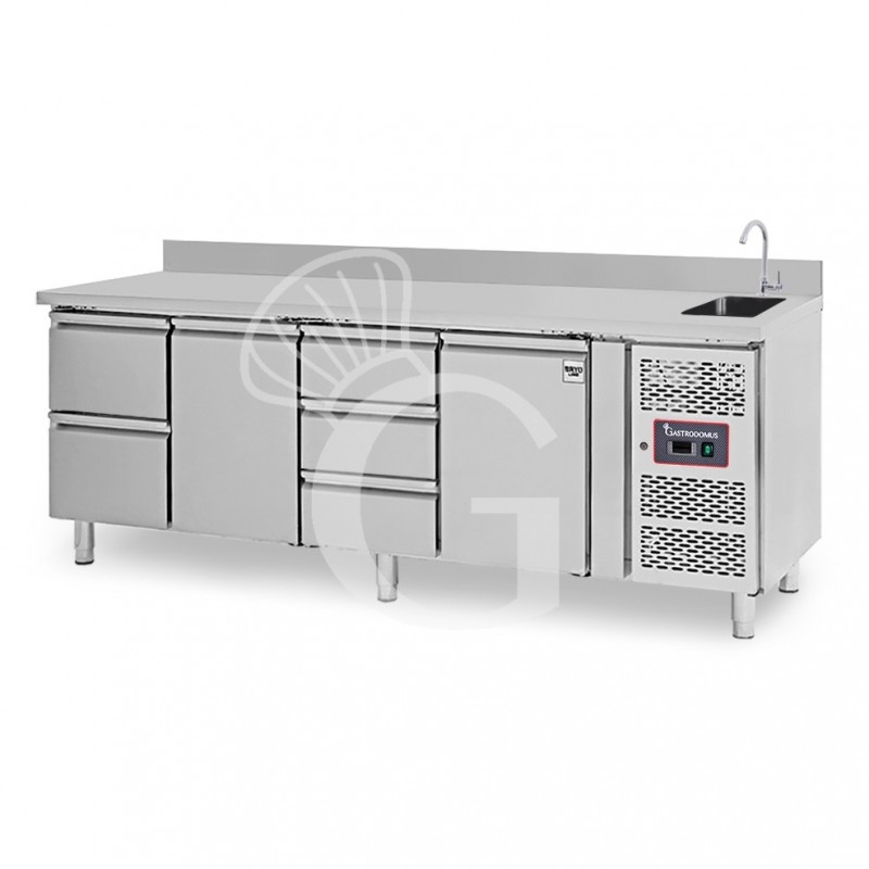 Tavolo refrigerato 5 cassetti 2 porte con lavello e alzatina, Prof. 700 mm, temp. +2°C/+8°C, completo di rubinetto Tavolo refrigerato 5 cassetti 2 porte con lavello e alzatina, Prof. 700 mm, temp. +2°C/+8°C, completo di rubinetto