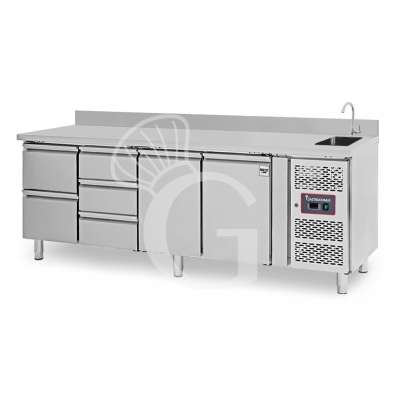Tavolo refrigerato 5 cassetti 2 porte con lavello e alzatina, Prof. 700 mm, temp. +2°C/+8°C, completo di rubinetto Tavolo refrigerato 5 cassetti 2 porte con lavello e alzatina, Prof. 700 mm, temp. +2°C/+8°C, completo di rubinetto