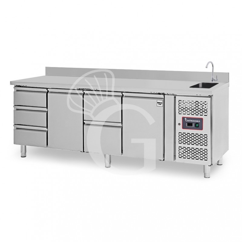 Tavolo refrigerato 5 cassetti 2 porte con lavello e alzatina, Prof. 700 mm, temp. +2°C/+8°C, completo di rubinetto Tavolo refrigerato 5 cassetti 2 porte con lavello e alzatina, Prof. 700 mm, temp. +2°C/+8°C, completo di rubinetto