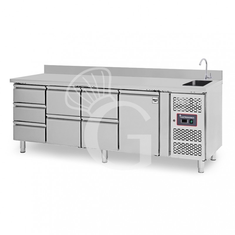 Tavolo refrigerato 7 cassetti 1 porta con lavello e alzatina, Prof. 700 mm, temp. +2°C/+8°C, completo di rubinetto Tavolo refrigerato 7 cassetti 1 porta con lavello e alzatina, Prof. 700 mm, temp. +2°C/+8°C, completo di rubinetto