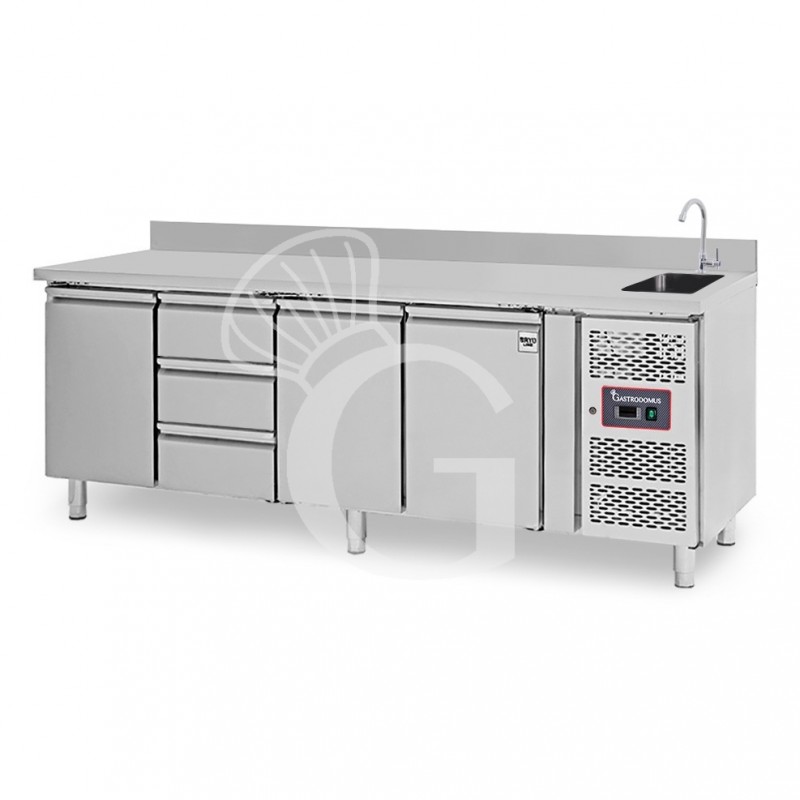 Tavolo refrigerato 3 cassetti 3 porte con lavello e alzatina, Prof. 700 mm, temp. +2°C/+8°C, completo di rubinetto