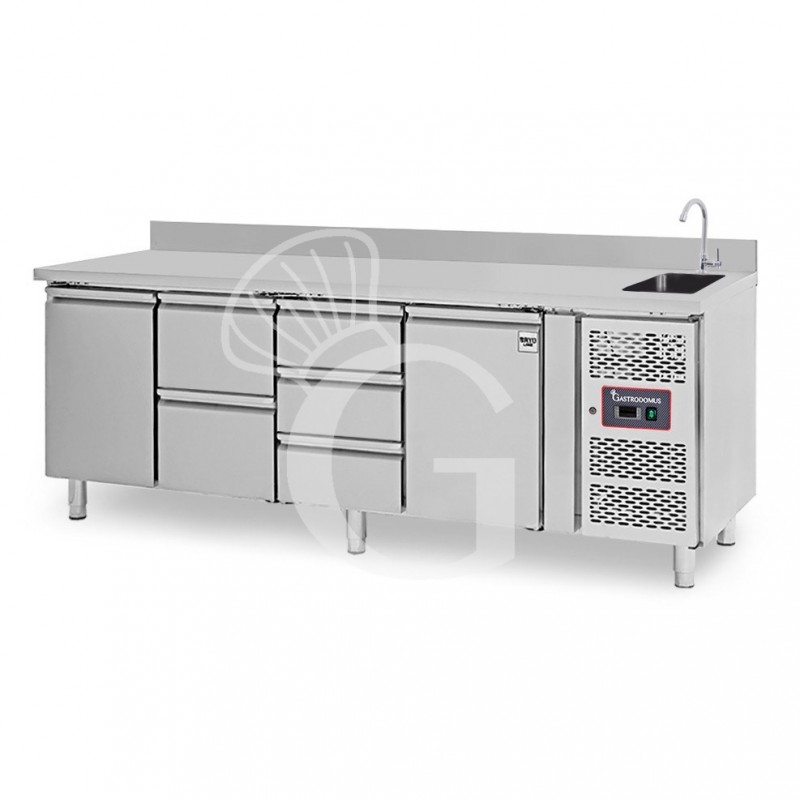 Tavolo refrigerato 5 cassetti 2 porte con lavello e alzatina, Prof. 700 mm, temp. +2°C/+8°C, completo di rubinetto Tavolo refrigerato 5 cassetti 2 porte con lavello e alzatina, Prof. 700 mm, temp. +2°C/+8°C, completo di rubinetto