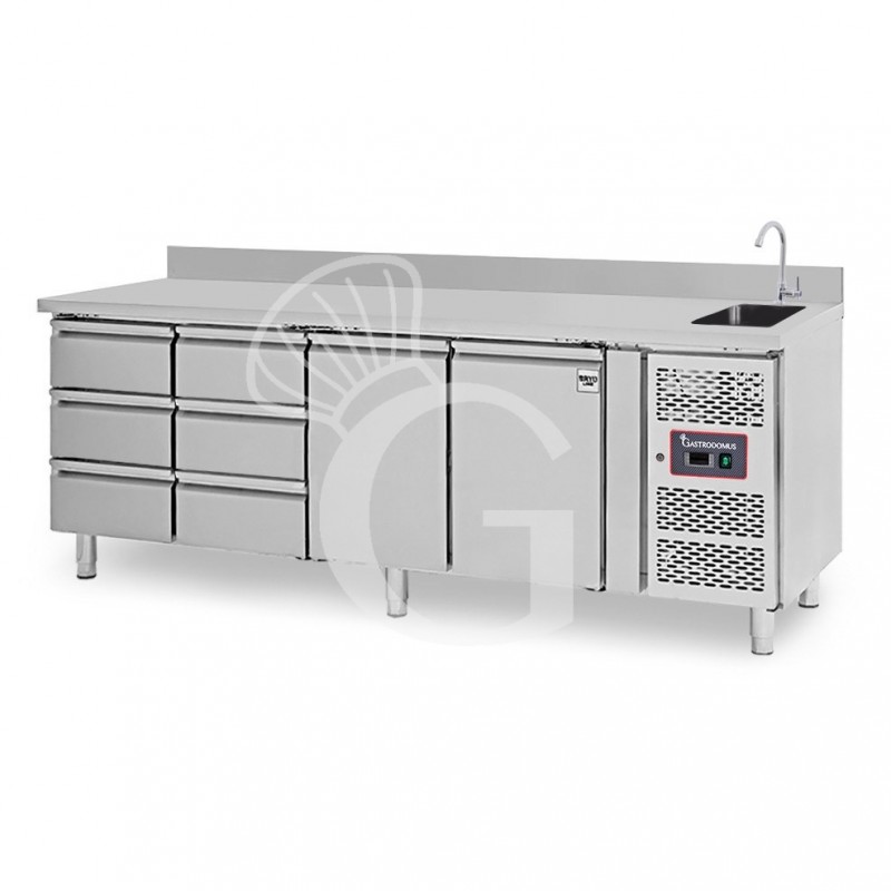 Tavolo refrigerato 6 cassetti 2 porte con lavello e alzatina, Prof. 700 mm, temp. +2°C/+8°C, completo di rubinetto