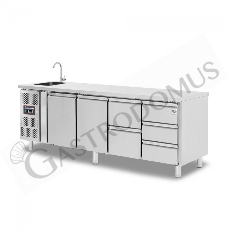 Tavolo refrigerato 5 cassetti 2 porte con lavello,motore a sinistra Prof. 700 mm, temp. +2°C/+8°C, con rubinetto Tavolo refrigerato 5 cassetti 2 porte con lavello,motore a sinistra Prof. 700 mm, temp. +2°C/+8°C, con rubinetto