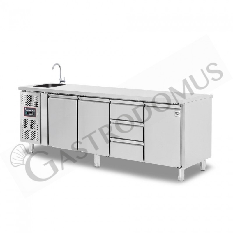 Tavolo refrigerato 3 cassetti 3 porte con lavello,motore a sinistra Prof. 700 mm, temp. +2°C/+8°C, con rubinetto Tavolo refrigerato 3 cassetti 3 porte con lavello,motore a sinistra Prof. 700 mm, temp. +2°C/+8°C, con rubinetto