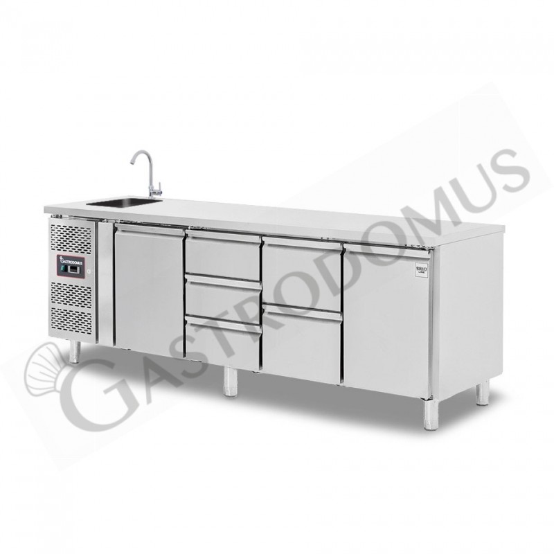 Tavolo refrigerato 5 cassetti 2 porte con lavello,motore a sinistra Prof. 700 mm, temp. +2°C/+8°C, con rubinetto Tavolo refrigerato 5 cassetti 2 porte con lavello,motore a sinistra Prof. 700 mm, temp. +2°C/+8°C, con rubinetto
