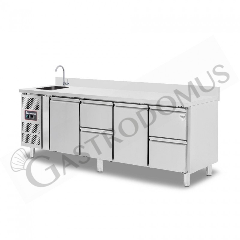 Tavolo refrigerato 4 cassetti 2 porte con lavello e alzatina,motore a sinistra Prof. 700 mm, temp. +2°C/+8°C, con rubinetto Tavolo refrigerato 4 cassetti 2 porte con lavello e alzatina,motore a sinistra Prof. 700 mm, temp. +2°C/+8°C, con rubinetto