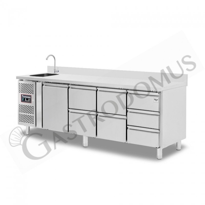 Tavolo refrigerato 7 cassetti 1 porta con lavello e alzatina,motore a sinistra Prof. 700 mm, temp. +2°C/+8°C, con rubinetto Tavolo refrigerato 7 cassetti 1 porta con lavello e alzatina,motore a sinistra Prof. 700 mm, temp. +2°C/+8°C, con rubinetto