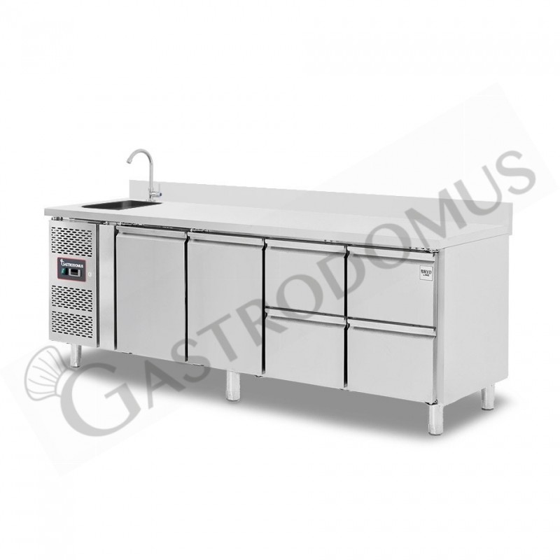 Tavolo refrigerato 4 cassetti 2 porte con lavello e alzatina,motore a sinistra Prof. 700 mm, temp. +2°C/+8°C, con rubinetto Tavolo refrigerato 4 cassetti 2 porte con lavello e alzatina,motore a sinistra Prof. 700 mm, temp. +2°C/+8°C, con rubinetto
