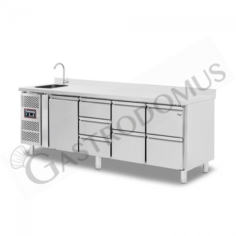 Tavolo refrigerato 7 cassetti 1 porta con lavello e alzatina,motore a sinistra Prof. 700 mm, temp. +2°C/+8°C, con rubinetto Tavolo refrigerato 7 cassetti 1 porta con lavello e alzatina,motore a sinistra Prof. 700 mm, temp. +2°C/+8°C, con rubinetto