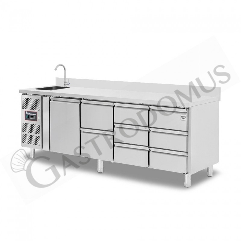 Tavolo refrigerato 8 cassetti 1 porta con lavello e alzatina,motore a sinistra Prof. 700 mm, temp. +2°C/+8°C, con rubinetto Tavolo refrigerato 8 cassetti 1 porta con lavello e alzatina,motore a sinistra Prof. 700 mm, temp. +2°C/+8°C, con rubinetto