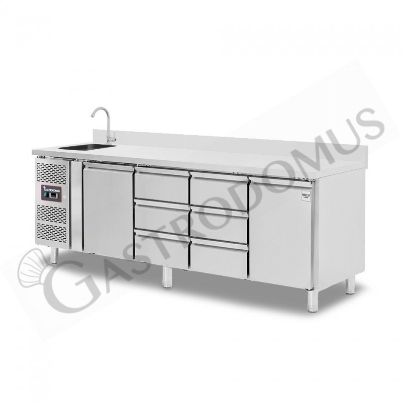 Tavolo refrigerato 6 cassetti 2 porte con lavello e alzatina,motore a sinistra Prof. 700 mm, temp. +2°C/+8°C, con rubinetto Tavolo refrigerato 6 cassetti 2 porte con lavello e alzatina,motore a sinistra Prof. 700 mm, temp. +2°C/+8°C, con rubinetto