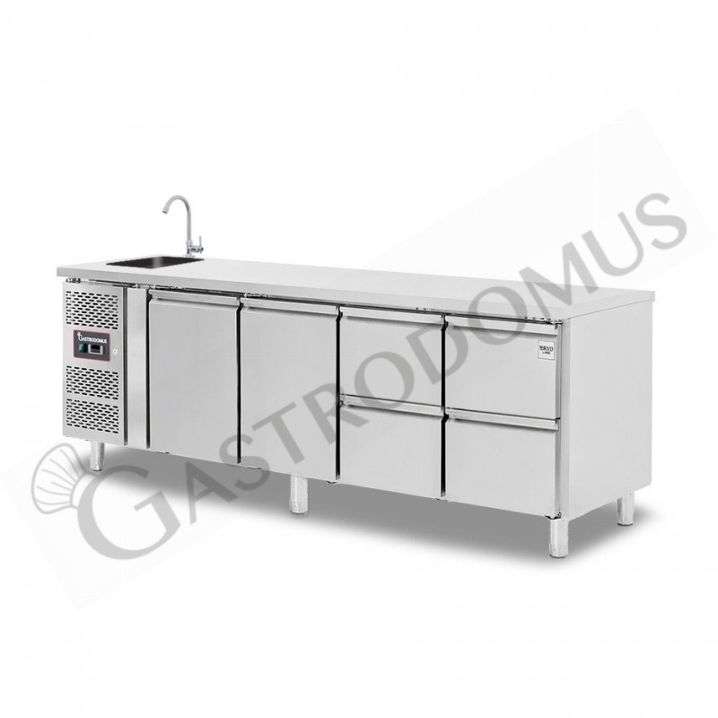 Tavolo refrigerato 4 cassetti 2 porta con lavello,motore a sinistra Prof. 700 mm, temp. +2°C/+8°C, con rubinetto Tavolo refrigerato 4 cassetti 2 porta con lavello,motore a sinistra Prof. 700 mm, temp. +2°C/+8°C, con rubinetto