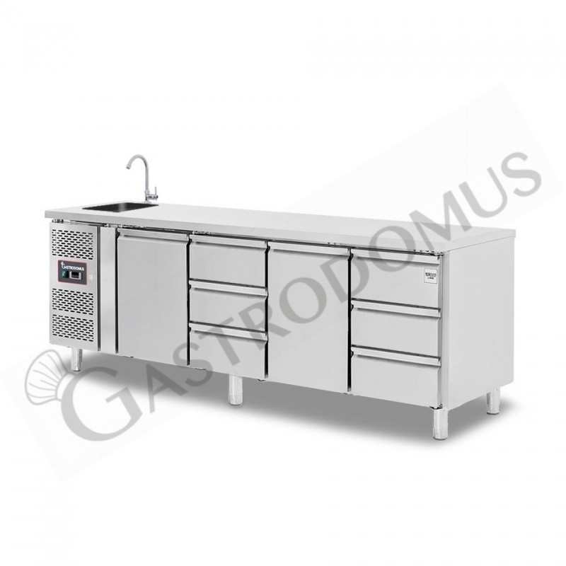 Tavolo refrigerato 6 cassetti 2 porte con lavello,motore a sinistra Prof. 700 mm, temp. +2°C/+8°C, con rubinetto Tavolo refrigerato 6 cassetti 2 porte con lavello,motore a sinistra Prof. 700 mm, temp. +2°C/+8°C, con rubinetto