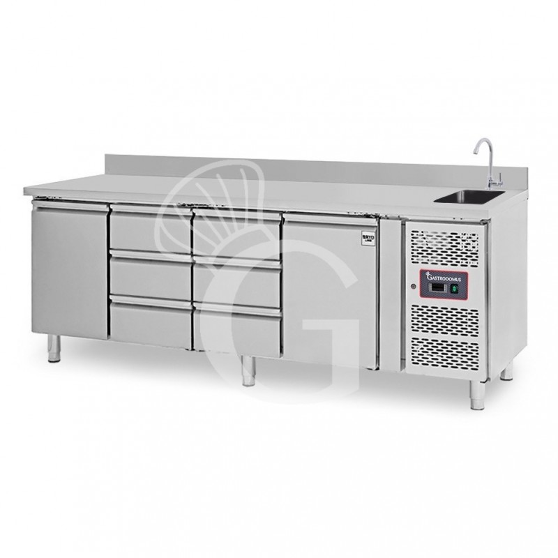 Tavolo refrigerato 6 cassetti 2 porte con lavello e alzatina, Prof. 700 mm, temp. +2°C/+8°C, completo di rubinetto Tavolo refrigerato 6 cassetti 2 porte con lavello e alzatina, Prof. 700 mm, temp. +2°C/+8°C, completo di rubinetto