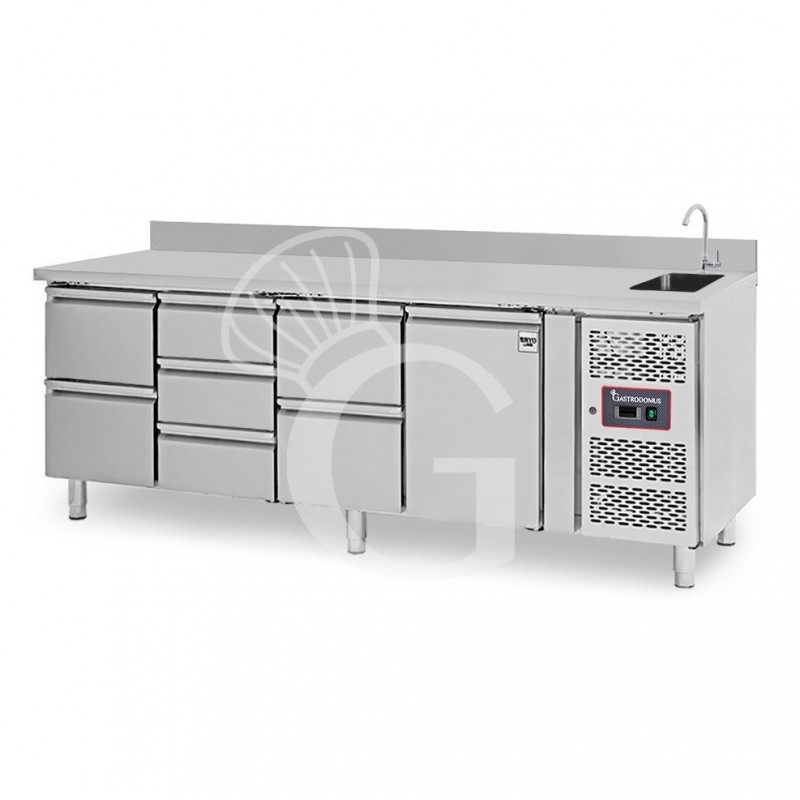 Tavolo refrigerato 7 cassetti 1 porta con lavello e alzatina, Prof. 700 mm, temp. +2°C/+8°C, completo di rubinetto Tavolo refrigerato 7 cassetti 1 porta con lavello e alzatina, Prof. 700 mm, temp. +2°C/+8°C, completo di rubinetto